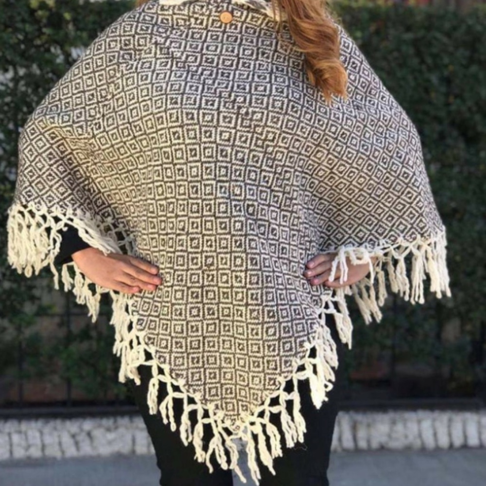 Oxacan wool poncho